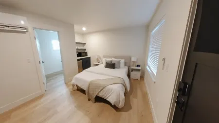 Charming Kitchenette and High-Speed Wi-Fi - Inviting Urban Retreat