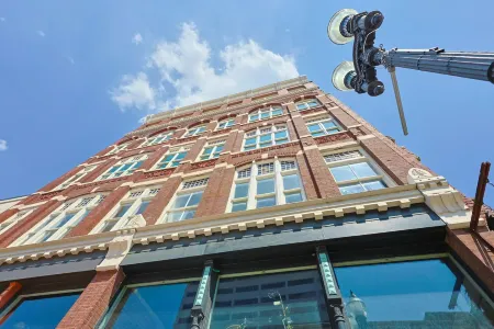 Luxury Urban Escape with Unique Charm - Stunning Historic Condo Отели рядом с достопримечательностью «Regal Riviera»