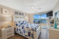 Spacious Balcony and Pool with Stunning Bay Views - Gorgeous Tranquil Haven