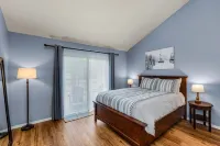 Charming Cabin with Decks and Community Pool - Cozy Rustic Escape Hotels near LaPine State Park