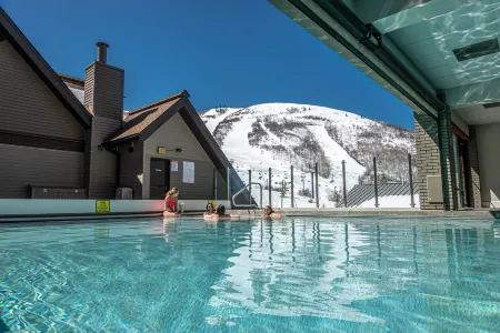 Private Balcony and Pool Access - Charming Ski-in/Ski-Out Retreat Отели рядом с достопримечательностью «Дир-Вэлли»