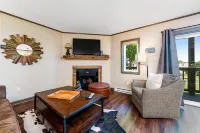 Lovely ski-in/out condo with gorgeous mountain views and shared tennis court Hotels in Pyatte