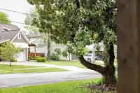 Stylish 3BR Haven, Walk to Bentonville's Best! Hotels in Bentonville