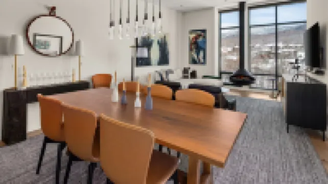 Mountain Retreat with Stunning Views and Outdoor Patios - Luxurious Haven