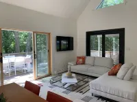 Modern Renovated 3 Bedroom in the Springs - Heated saltwater pool Hotels in Springs