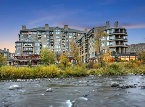 Ski-in Access and Mountain Views - Luxurious Resort Retreat