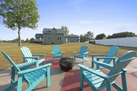 Private Dock and Kayaks Included - Charming Waterfront Haven Hotels in Oconto