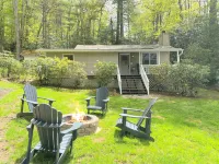 New Fire Pit and Custom Chef Kitchen - Charming Modern Cabin