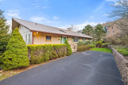 Expansive Deck and Hot Tub with Mountain Views - Stunning Retreat Отели в г. Севен Девилс