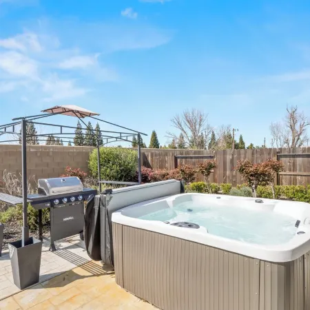 Brand New, Hot Tub, King Suite, BBQ, Fire Pit!