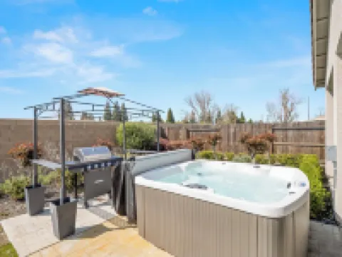 Brand New, Hot Tub, King Suite, BBQ, Fire Pit!