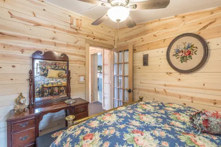 Breathtaking Mountain Views and Cozy Living Spaces - Charming Cottage Retreat