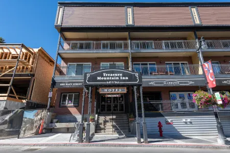 Charming Condo with Cozy Living Space and Balcony - Inviting Escape