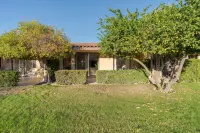 Stunning Views - Modern Decor, WiFi, Relaxing Retreat 더 리버 앳 랜초미라지 주변 호텔