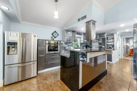 Private Acres with Mango Forest and Outdoor Grill - Charming Oasis