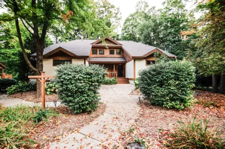 Ski Shuttle, Spacious Patio and Cozy Kitchen - Stunning Mountain Haven