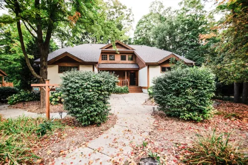 Ski Shuttle, Spacious Patio and Cozy Kitchen - Stunning Mountain Haven