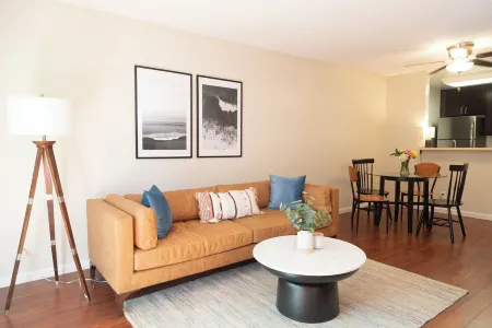 King Bed, Hottub, Gym, W/D, Parking, Balcony Отели рядом с достопримечательностью «Лейк Шервуд»