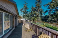 Serene waterfront haven with lake views, fenced yard & home office Hotels in Curry County