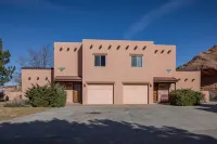 Private Hot Tub and Spectacular Mountain Views - Stunning Retreat