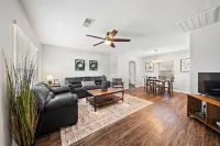 Smart Features and BBQ Grill - Cozy Family Retreat Hotel a Baytown