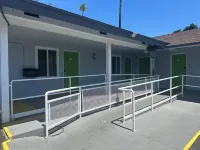 Hi-Way Host Motel - Mountain view