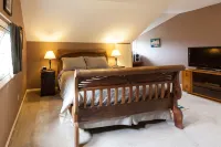 Scenic Mountain and River Views with Cozy Decor - Charming Cottage Retreat