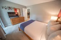 Stylish Living Space and Modern Amenities - Inviting Mountain Retreat