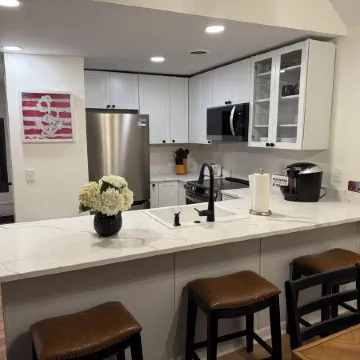 Beautiful, quaint newly-renovated Keowee Key condo with golf course view!