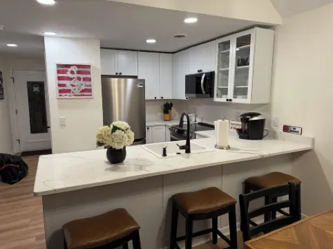 Beautiful, quaint newly-renovated Keowee Key condo with golf course view!