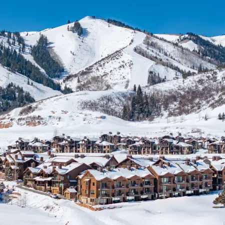 Walk to Skiing, Exceptional Juniper Landing 4 BR, Private Hot Tub, Golf Course Views, Outdoor Pool