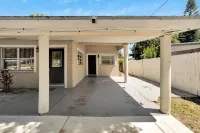 Lake View and Spacious Backyard - Charming Bungalow Retreat Hotels in Greater Carrollwood