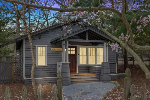 Charming Cottage with Stylish Design - Elegant Comfort Retreat Hotels in LaPorte County