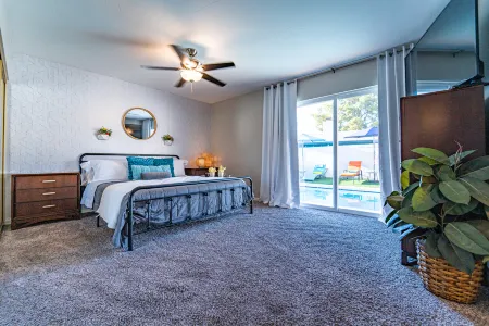 Heated Pool, Fire Pit and Shuffleboard Fun - Elegant Escape