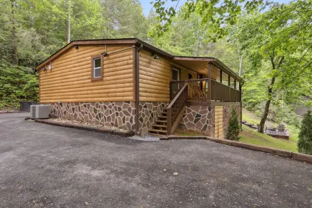 Baby Bear Valley - Peaceful Gatlinburg Retreat Отели в г. Севи