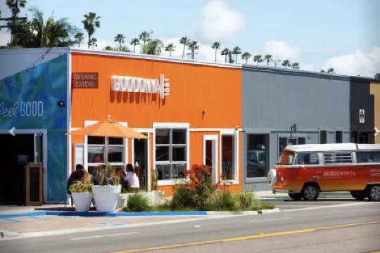 Fresh & Walkable Bright Beach Bungalow