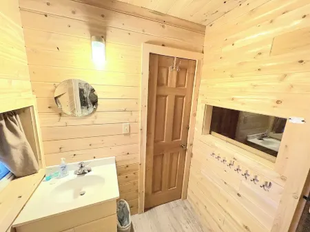 Take in Lake Superior breathtaking views! Centrally located with a Sauna Отели в г. Куино Каунти