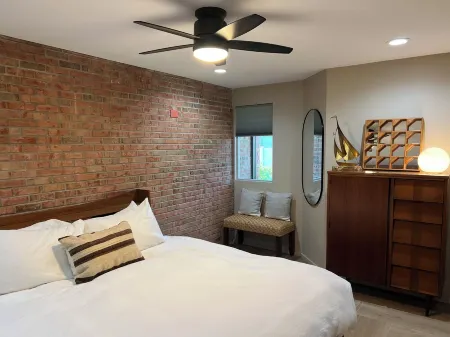 The Bank- Historic Charm, Modern Stay in the Heart of Three Oaks Отели в г. Три Окс