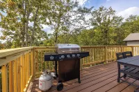 Happy Bear: Wooded Views, Fire-Pit, Game Room & Hot-Tub, Close to Attractions
