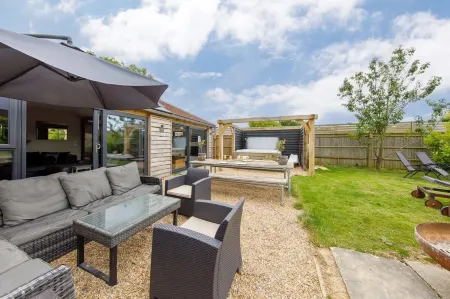 Rural Lodge Retreat with Hot Tub