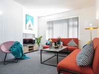 Tudors ESuites 4 Bedroom House with Garden & 9 Beds