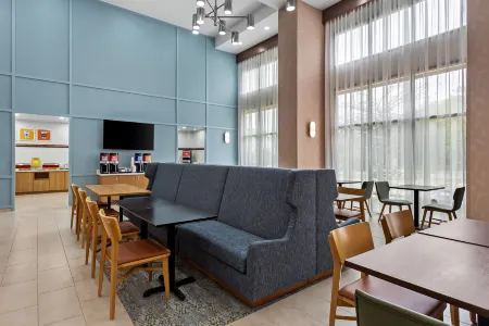 Hampton Inn & Suites Bolingbrook Отели рядом с достопримечательностью «Парк Плиммер»