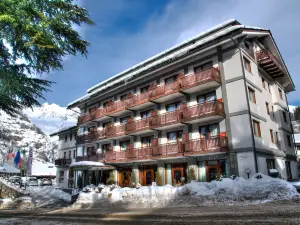Cresta Et Duc Hotel