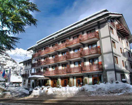 Cresta Et Duc Hotel Hotels near لي غريي