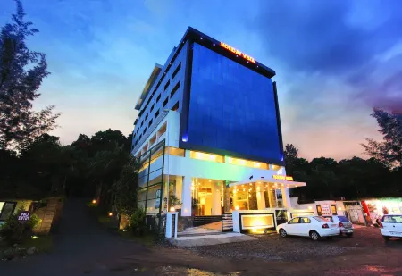 Holiday Vista Thekkady a Premium Hotel Near Periyar Wild Life Sanctuary with Sky View Pool