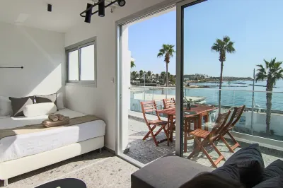 Phaedrus Living: Seaside Modern Flat Lighthouse 52 Hotel a 