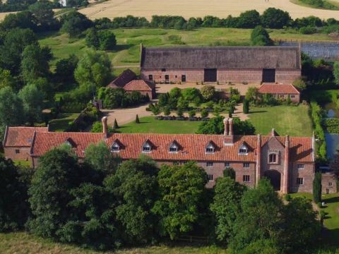 Lavish Tudor Hall Gardens - Sleeps 14
