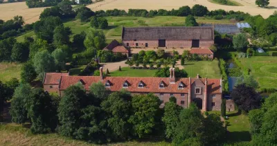 Lavish Tudor Hall Gardens - Sleeps 14 Hotels in 
