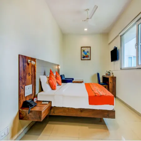 J Hotel and Banquets Отели рядом с достопримечательностью «Madh Island»