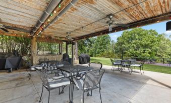 Roadrunner Inn and Log Cabins